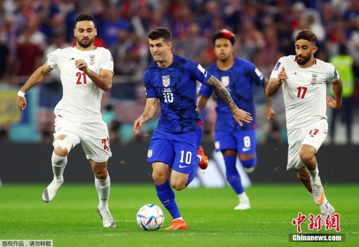 北京时间11月30日，卡塔尔世界杯小组赛B组第3轮，伊朗队对阵美国队的比赛正式打响。图为美国队球员(蓝)带球。