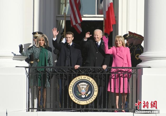 当地时间12月1日，美国总统拜登在白宫为来美进行国事访问的法国总统马克龙举行欢迎仪式。 <a target='_blank' href='/'>中新社</a>记者 陈孟统 摄