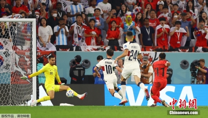 北京时间12月2日，卡塔尔世界杯小组赛H组第3轮，韩国队对阵葡萄牙队。图为韩国队球员（红）进球瞬间。