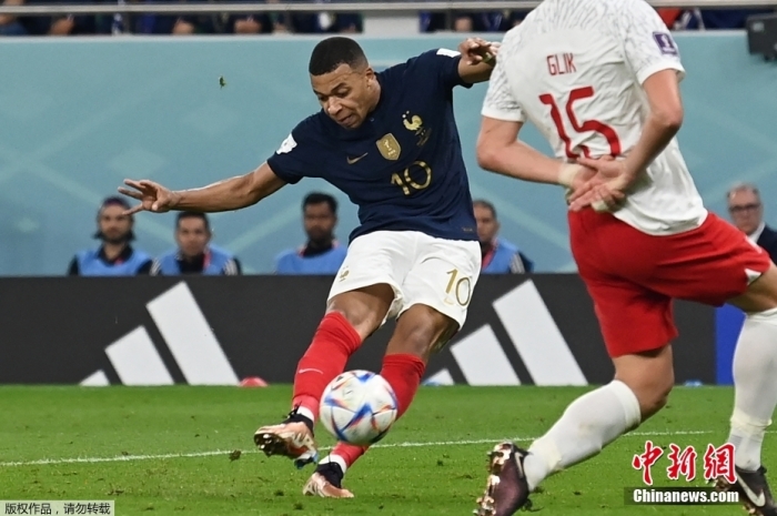 当地时间12月4日，2022卡塔尔世界杯1/8决赛法国队对阵波兰队的比赛在阿图玛玛球场举行。本场比赛将诞生第三支晋级8强的队伍。图为法国球员姆巴佩(蓝)破门瞬间。