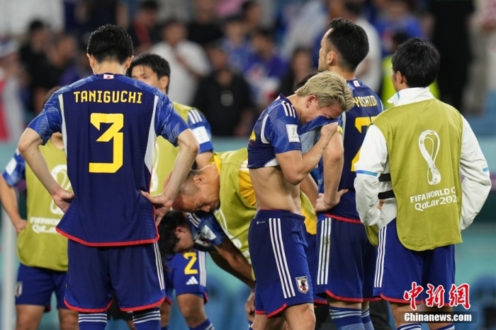 图为日本球员在终场哨响后情绪低落。中新社记者 崔楠 摄