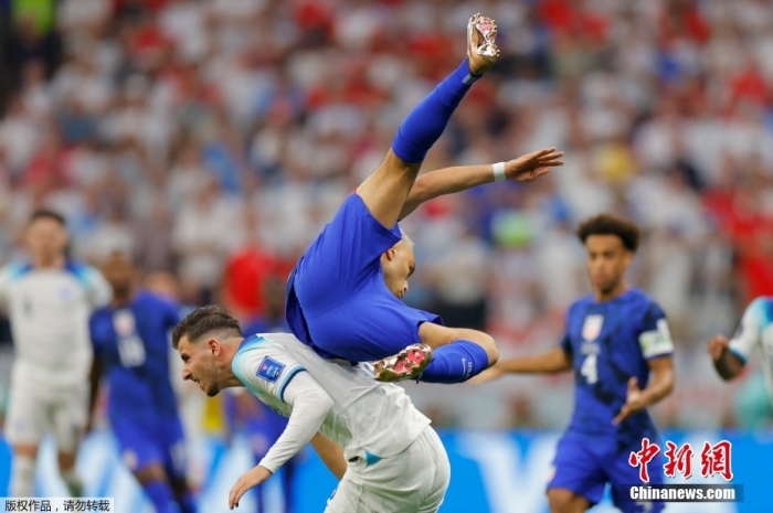 世界杯比賽還是雙人舞現場？英格蘭隊對陣美國隊的比賽中，兩名球員上演高難度舞蹈動作。