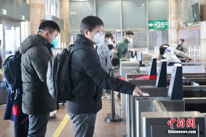 12月8日，北京西站，乘客无需出示核酸证明战健康码，直接进进车站乘车。a target='_blank' href='/'中新社/a记者 易海菲 摄 　