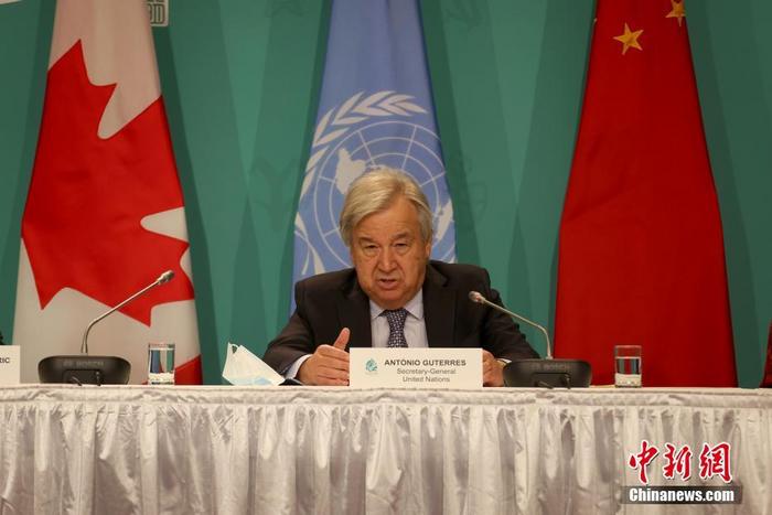 当地时间12月7日，加拿大蒙特利尔，联合国秘书长古特雷斯在《生物多样性公约》第十五次缔约方大会(COP15)第二阶段会议举行的记者会上再次呼吁，各国政府需制定”雄心勃勃的国家行动计划“，保护自然馈赠，让人类所处的星球走上治愈之路。COP15第二阶段会议于当日开幕，计划于12月19日结束。会议最重要的目标是达成“2020年后全球生物多样性框架”。 <a target=
