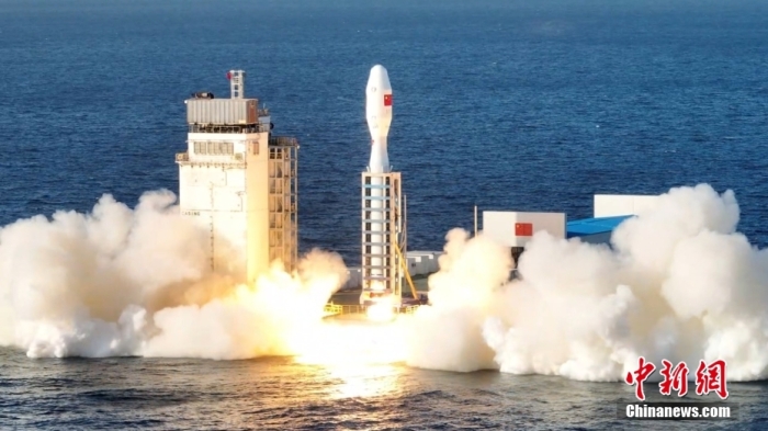 12月9日，捷龍三號運載火箭在黃海海域點火升空，將14顆衛星準確送入預定軌道。捷龍三號運載火箭首次飛行任務取得圓滿成功。郭厚澤 攝
