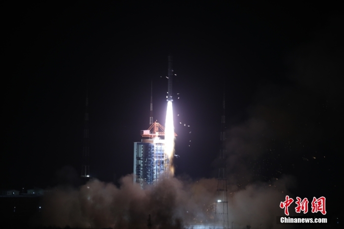 北京時間2022年12月9日2時31分，中國在太原衛星發射中心使用長征二號丁運載火箭，成功將高分五號01A衛星發射升空，衛星順利進入預定軌道，發射任務獲得圓滿成功。該衛星主要面向污染減排、環境質量監管、大氣成分監測、自然資源調查、氣候變化研究等重大需求，開展高光譜遙感監測應用，為國家環保、國土、氣象、農業、減災、水利、林業、海洋、測繪等部門(領域)提供數據服務和支撐。此次任務是長征系列運載火箭的第453次飛行。鄭斌 攝