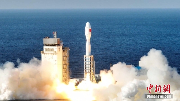 12月9日，捷龙三号运载火箭在黄海海域点火升空，将14颗卫星准确送入预定轨道。捷龙三号运载火箭首次飞行任务取得圆满成功。郭厚泽 摄