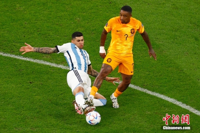 当地时间12月9日，卡塔尔世界杯1/4决赛第二场比赛举行，阿根廷队与荷兰队的比赛在卢塞尔体育场打响。本场比赛，莫利纳在上半场为阿根廷队首开记录，下半场阿根廷球星梅西点球罚进为球队打入第二球；荷兰队韦格霍斯特在常规时间最后时刻梅开二度，帮助球队绝平阿根廷队。随后，双方在加时赛中均未再取得进球。最终，阿根廷队通过点球大战击败荷兰队，晋级世界杯4强。图为两队球员在比赛现场。<a target='_blank' href='/'>中新社</a>记者 富田 摄