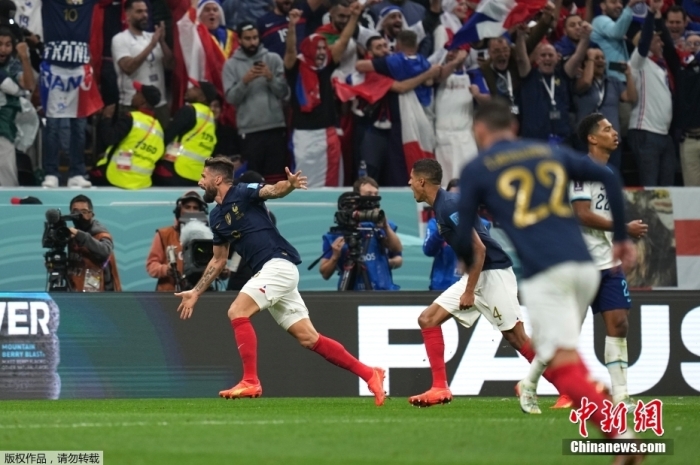 法国球员吉鲁庆祝进球。中新社记者 崔楠 摄
