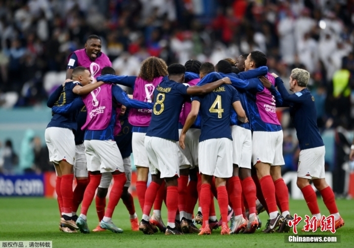 北京时间12月11日凌晨，卡塔尔世界杯1/4决赛继续进行，卫冕冠军法国队战胜英格兰队，夺得最后一个四强席位。上半场，琼阿梅尼远射破门为法国队首开记录；进入下半场凯恩点射帮助英格兰队扳平比分，随后法国前锋吉鲁的头球破门将比分再次超出。最后时刻，英格兰队获得第二次点球机会，凯恩的大力轰门高出横梁。最终，法国队2:1战胜英格兰队，晋级四强。图为法国球员庆祝比赛胜利。