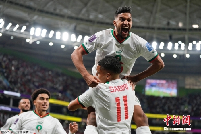 摩洛哥队的萨比里在对阵比利时队的比赛中打进一球，将队友高高抱起，从这场比赛开始，摩洛哥队开启了一路“黑”到底的征途。