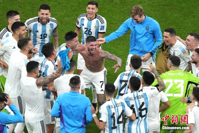 赛后阿根廷队球员围在一起庆祝。<a target='_blank' href='/'>中新社</a>记者 崔楠 摄
