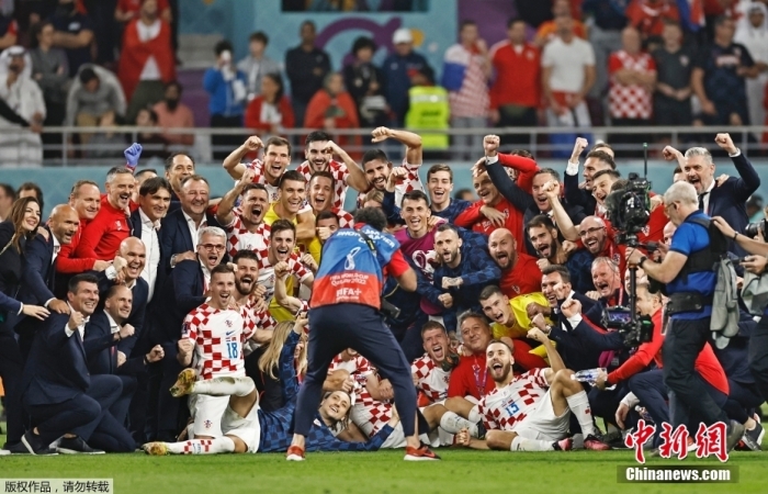 赛后克罗地亚队球员庆祝获得季军。