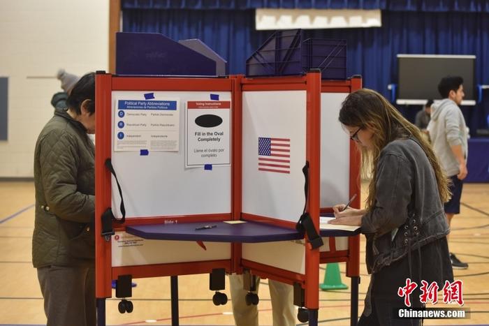 当地时间11月8日，美国中期选举举行，全美50个州以及华盛顿特区陆续开启投票站。图为位于弗吉尼亚州阿灵顿的一处投票站，民众正在填写选票。 <a target='_blank' rel=