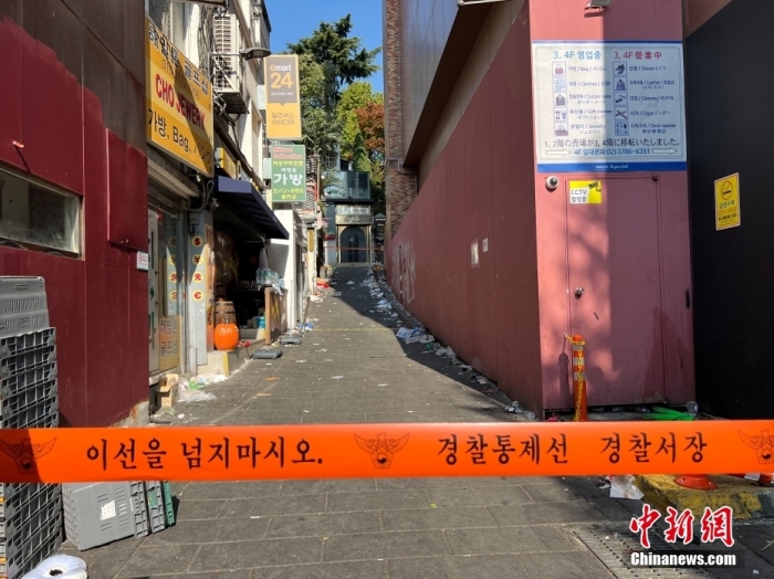 资料图：当地时间2022年10月31日，首尔梨泰院踩踏事故发生地附近的巷子被警戒封闭。 中新社记者 刘旭 摄