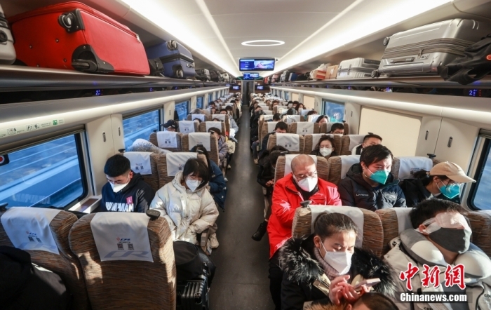 12月26日，北京西开往南昌西的G891次列车几乎满员。当日，正值京广高速铁路全线开通运营10周年，全线累计发送旅客16.9亿人次。从当日开始，全国铁路实施新列车运行图，京广高铁将继续“提速”。 中新社记者 贾天勇 摄
