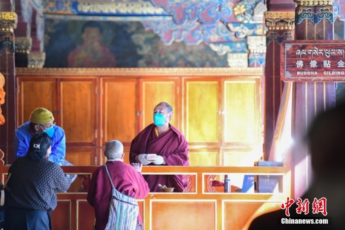 12月27日，拉萨，信众正在大昭寺内供养佛像贴金。当日起，在暂停对外开放近五个月后，西藏大昭寺恢复对外开放。 a target='_blank' href='/'中新社/a记者 贡嘎来松 摄