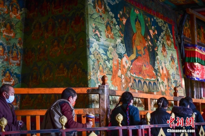12月27日，拉萨，信众正在大昭寺内朝拜。当日起，在暂停对外开放近五个月后，西藏大昭寺恢复对外开放。 a target='_blank' href='/'中新社/a记者 贡嘎来松 摄