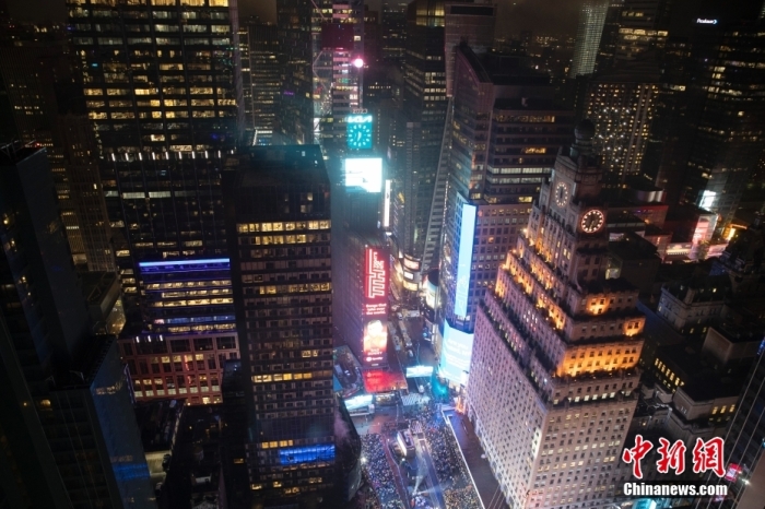 当地时间2022年12月31日，美国纽约市一年一度的时报广场跨年庆祝活动如期举行，约一百万人在雨中热闹迎新年。这是自新冠大流行以来时报广场首次举行取消防疫限制的跨年庆典。图为从高楼俯瞰跨年庆典现场。 中新社记者 廖攀 摄