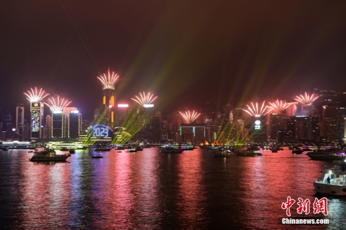 2023年1月1日整时，维多利亚港两岸光残酷，绽放烟花，喷鼻香港迎来新的一年。 a target='_blank' href='/'中新社/a记者 陈永诺 摄