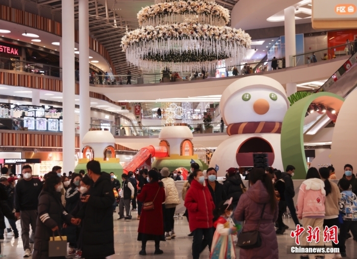 元旦假期，北京各商场人流回升，节日氛围浓厚。 中新社记者 赵隽 摄