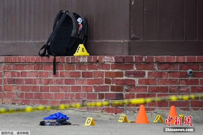 当地时间2023年1月4日，美国马里兰州巴尔的摩，埃德蒙森西区高中附近枪击案现场的证据标记。当地警方称，5名正在午休的高中生在一家购物中心被枪杀，其中1人死亡。警察局长表示，两名枪手开枪后逃到了大楼后面。