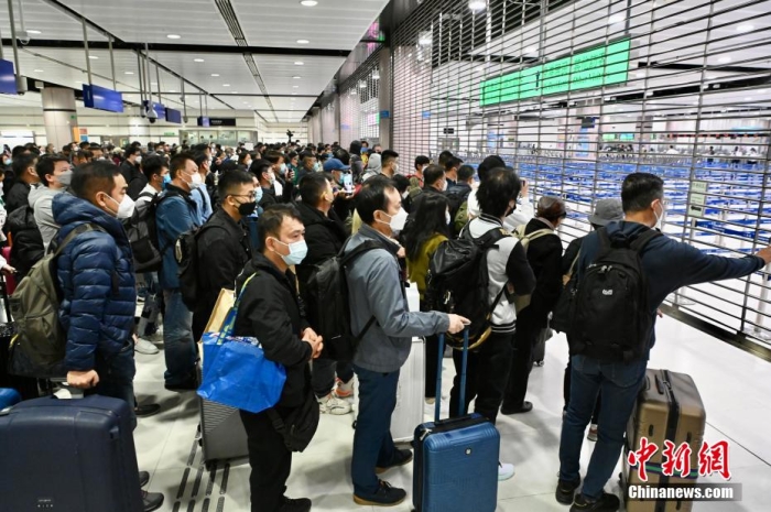 1月8日，噴鼻香港與當地正式“通關”，大批乘客乘拆天鐵從重開的降馬洲站經口岸出境深圳。圖為乘客等候正式“通關”一刻。 李誌華 攝