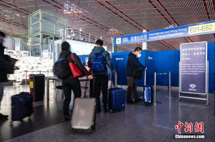 1月8日，旅客在北京首都国际机场T3航站楼准备前往国际、港澳台出发口。当天起，中国对新冠病毒感染实施“乙类乙管”，根据国际疫情形势和各方面服务保障能力，有序恢复中国公民出境旅游。 <a target='_blank' href='/'>中新社</a>记者 侯宇 摄