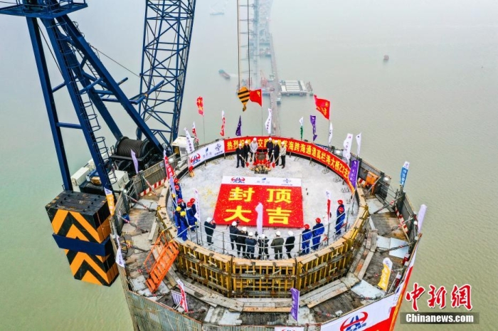 黄茅海跨海通道项目封顶的首个主塔。图为封顶仪式现场。 广东省交通集团供图