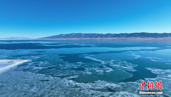 圖為青海湖已由岸邊背湖心漸次啟凍。 史邦成 攝