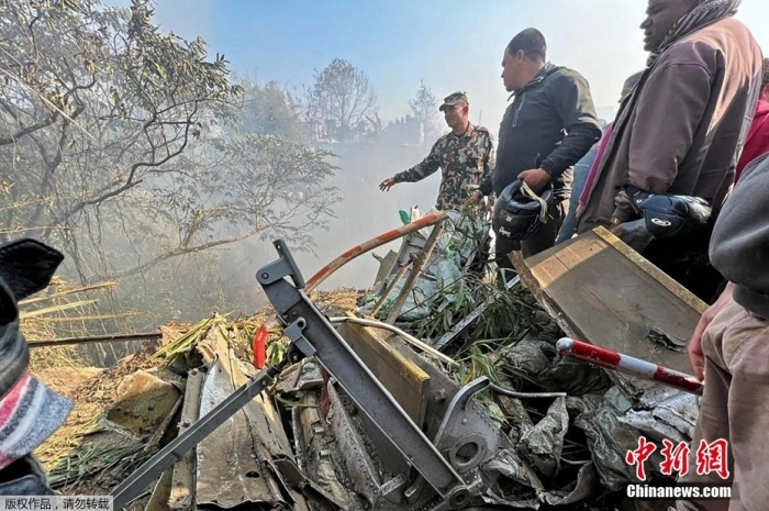 综合外媒报道，当地时间1月15日上午，尼泊尔雪人航空公司一架从加德满都飞往博克拉的客机在博克拉旧机场和新机场之间的位置坠毁，机上载有68名乘客和4名机组人员。图为事发现场。