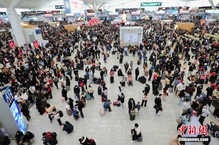 資料圖 1月17日，旅客在深圳北站候車大廳有序候車。<a target='_blank' href='/'>中新社</a>記者 陳文 攝 　