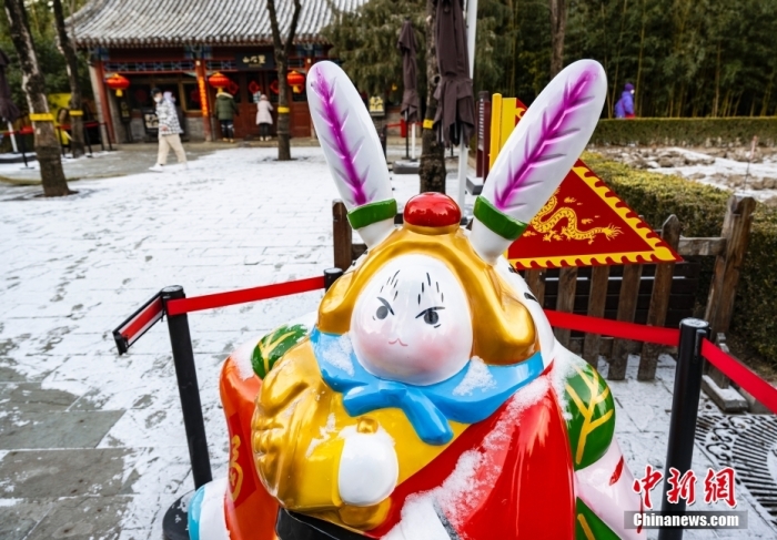 圖為景山公園內雪天中的一尊兔少女爺雕塑。 a target='_blank' href='/'中新社/a記者 侯宇 攝