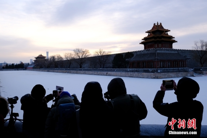 1月23日，市夷易遠攝影故宮角樓。當日，北京迎來農歷兔年的第一場雪，市夷易遠前往景山前街攝影故宮角樓雪景。 a target='_blank' href='/'中新社/a記者 韓海丹 攝