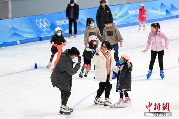1月26日正月初五，北京，民众在国家速滑馆“冰丝带”内享受滑冰运动的乐趣，乐享新春假期。 中新社记者 贾天勇 摄