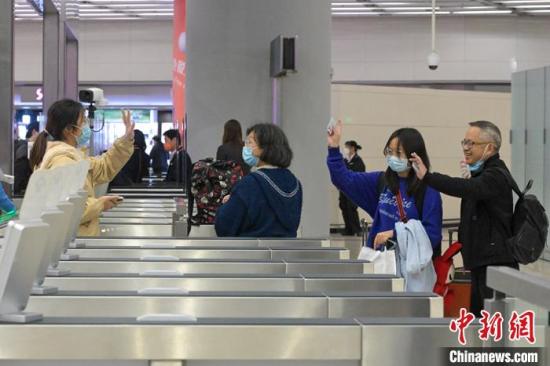 First batch of outbound tourist groups depart China for UAE, Egypt