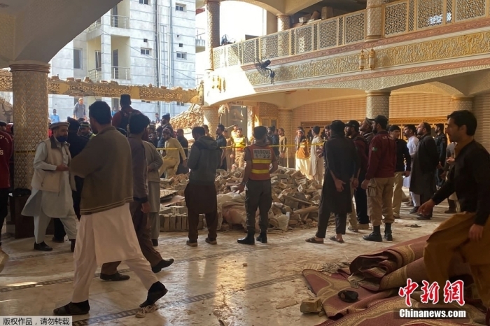 当地时辰1月30日，巴基斯坦白沙瓦一座浑真寺发生爆炸，构成上百人伤亡。从现场画里中可以它似乎，浑真寺的一面墙壁已完全被毁，室内也是一片缭乱。据讲透社报道，爆炸已构成起码28人衰亡、150人受伤，部分伤员被布施人员用皮卡车支往医院。