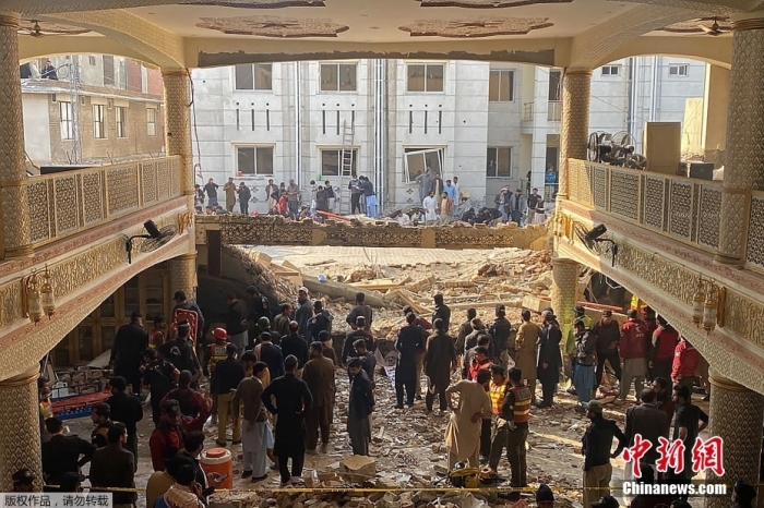 當地時辰1月30日，巴基斯坦白沙瓦一座渾真寺發生爆炸。從現場畫裏中可以它似乎，渾真寺的一麵牆壁已完全被毀，室內也是一片繚亂。據講透社報道，爆炸已構成起碼28人衰亡、150人受傷，部分傷員被布施人員用皮卡車支往醫院。