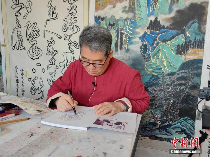 香港“双钩”书法家张保声最近接受了中新社记者的采访。他表示，希望更多年轻人对“双钩”书法感兴趣，传承中国传统文化。 中新社记者 刘大炜 摄