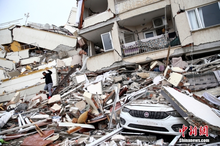 当地时间6日，土耳其发生7.8级地震，图为土耳其哈塔伊，倒塌的建筑物与受损车辆。图/视觉中国