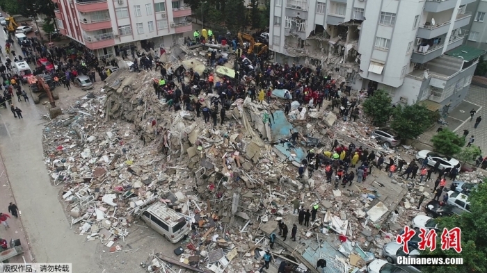 中国地震台网正式测定：2月6日18时24分在土耳其附近发生7.8级地震，震源深度20千米。此前消息显示，土耳其6日早些时候发生的7.8级强震，已致土叙两国至少1200人遇难，近3000人受伤。图为当地时间2月6日，土耳其阿达纳，救援人员在废墟中搜救。