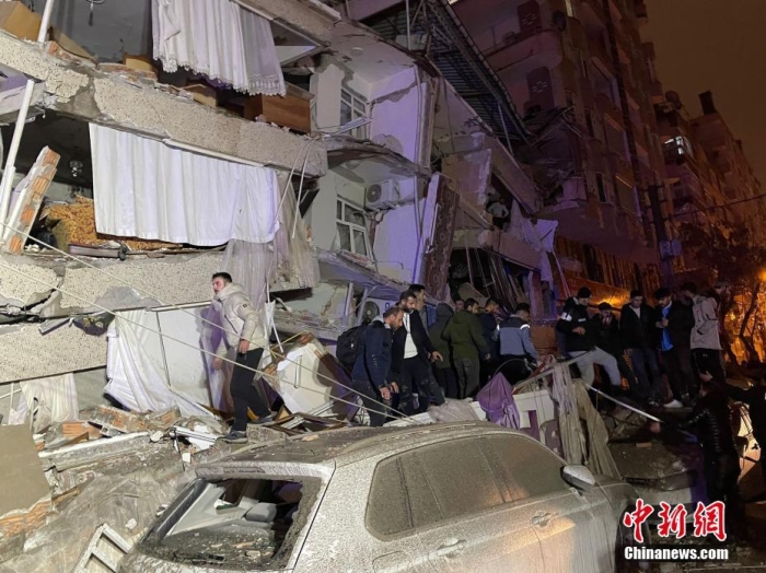 當地時辰2月6日，土耳其加齊安泰普，當地發生7.4級地震，建築物被損壞。圖/視覺中邦