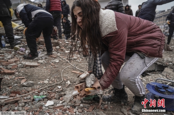 當地時辰2月6日，土耳其加濟安泰普，大眾正正在震後自發參與布施行動，他們正正在坍塌的興墟中徒足搬運碎石，尋找被困幸存者。