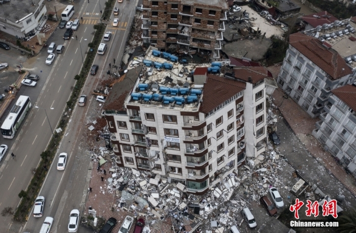 當地時辰2月6日，土耳其12小時內發生了兩次7.8級強震。土耳其地震專家評價“地震的本領，相等於130顆本子彈爆炸。”好媒稱，那場殲滅性地震，是疇昔100年來土耳其蒙受的最劇烈地震之一。數千建築正正在地震中坍塌，有些甚至被夷為平地。圖為航拍土耳其震後現場，多棟建築傾圮。圖/視覺中邦