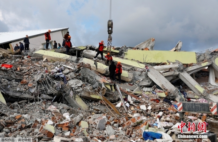 据美国有线电视新闻网(CNN)最新报道，土耳其7.8级强震及多次余震已造成土耳其和叙利亚两国逾5000人死亡。土耳其总统埃尔多安表示，土耳其地震已造成该国3549人遇难。土耳其灾害应急管理局7日表示，另有21103人受伤。相关官员称，在叙利亚，死亡人数已上升至1602人。随着救援行动展开，预计死伤人数还将进一步上升。图为当地时间2月7日，土耳其加济安泰普，救援人员在废墟中搜寻幸存者。