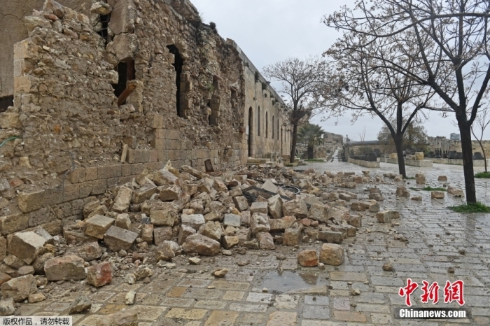 當地時辰2月6日，講利亞阿勒頗發生地震後，阿勒頗古城遭到損壞，碎石瓦礫廣泛，令人痛心。阿勒頗古城正正在1986年列進《全國遺產名錄》，它揭露了上千年來多個正正在此定居過的夷易遠族保留上來的多元文化。據報道，6日正正在正正在土耳其北部靠近講利亞邊陲地區發生的強震已致兩邦逾越4000人衰亡、近兩萬人受傷。圖為受害的阿勒頗古城。
