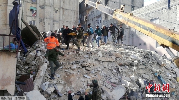 儅地時間2月7日，敘利亞拉塔基亞，救援人員運送一名傷員。