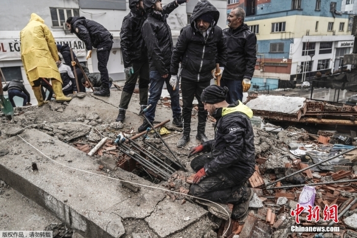 当地时辰2月6日，土耳其加济安泰普，大众正正在震后自发参与布施行动，他们正正在坍塌的兴墟中徒足搬运碎石，寻找被困幸存者。
