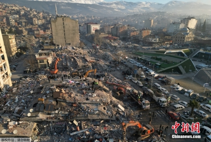 據英國天空動靜網當地時間2月9日報道，目前，土耳其北部劇烈地震已致土耳其、講利亞兩國15865人遭災，其中土耳其起碼有12873人遭災。地震招致卡赫推曼馬推什省的蒂我克奧盧地區多量房屋受害，很多建築物已經完好被摧毀。圖為當地時間2月9日，航拍土耳其卡赫推曼馬推什受災地區。