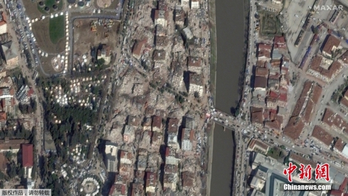 圖為當地時辰2023年2月9日衛星所攝影去的土耳其安塔基亞地區受害建築物。